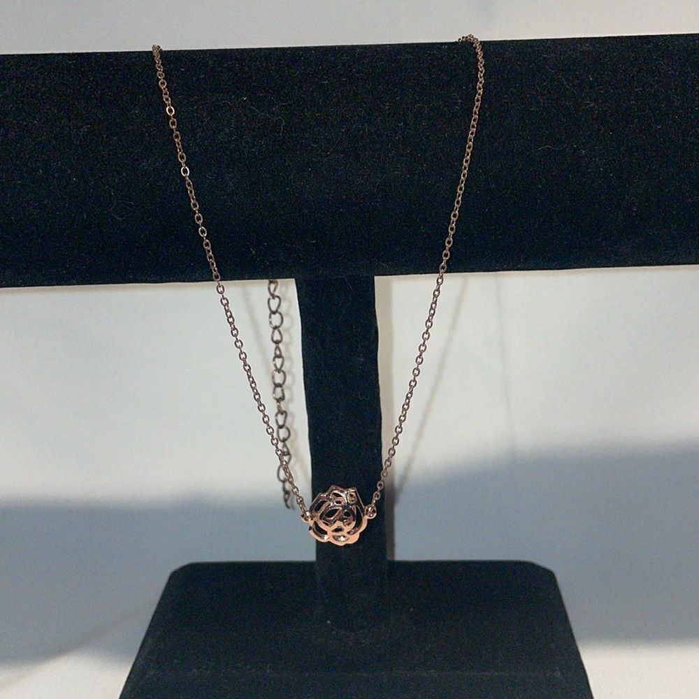 Rose pendent necklace